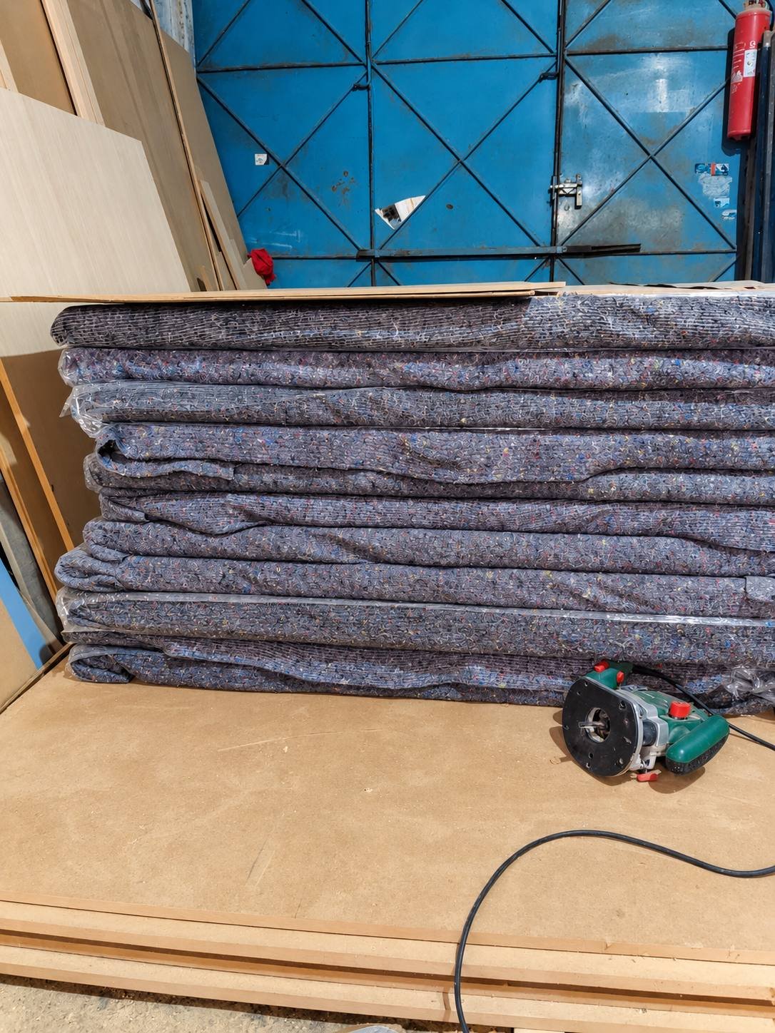 Feutre acoustique et panneaux de bois empilés dans l'atelier