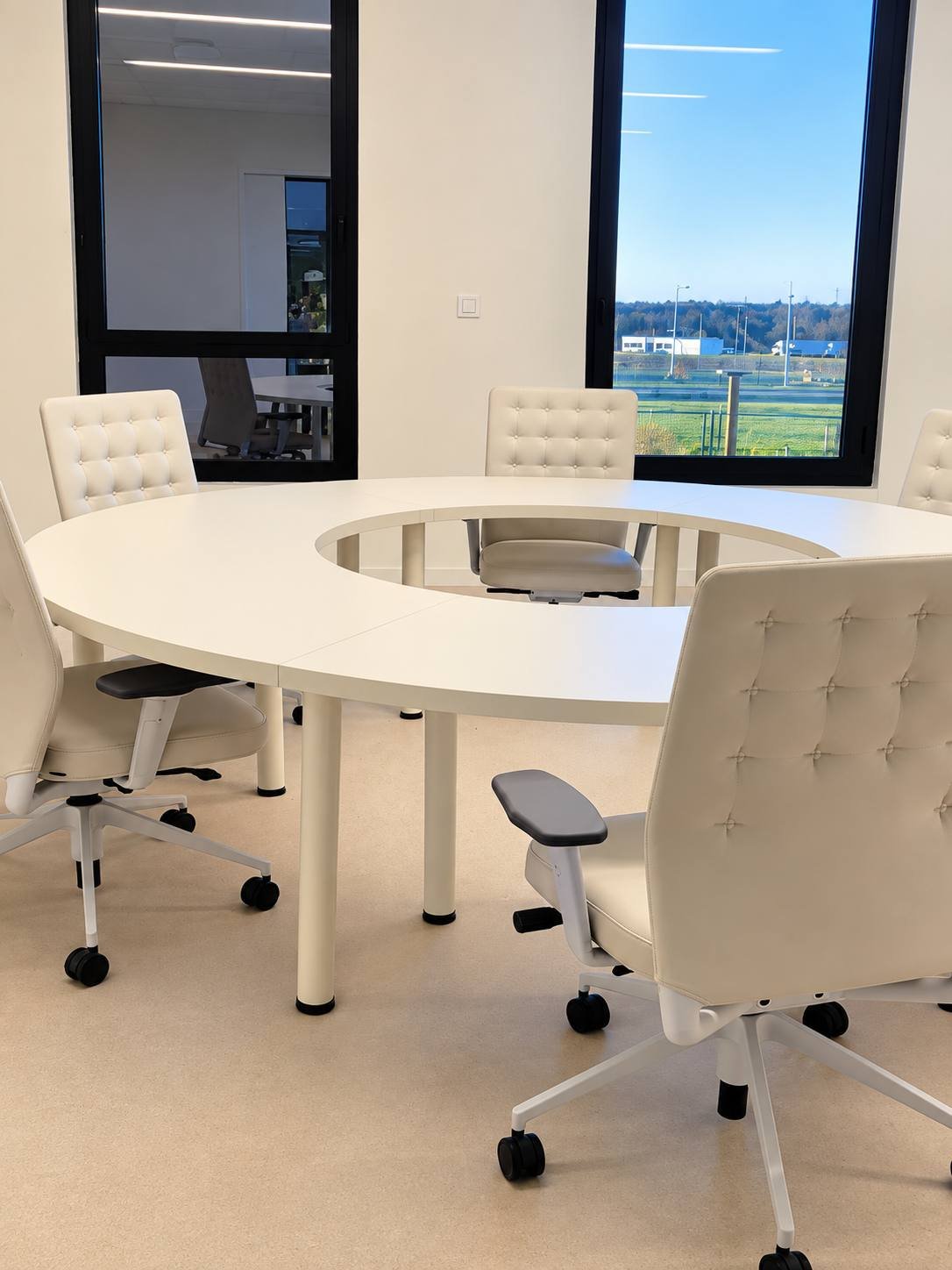 Salle de réunion livrée, table ovale et fauteuils blancs