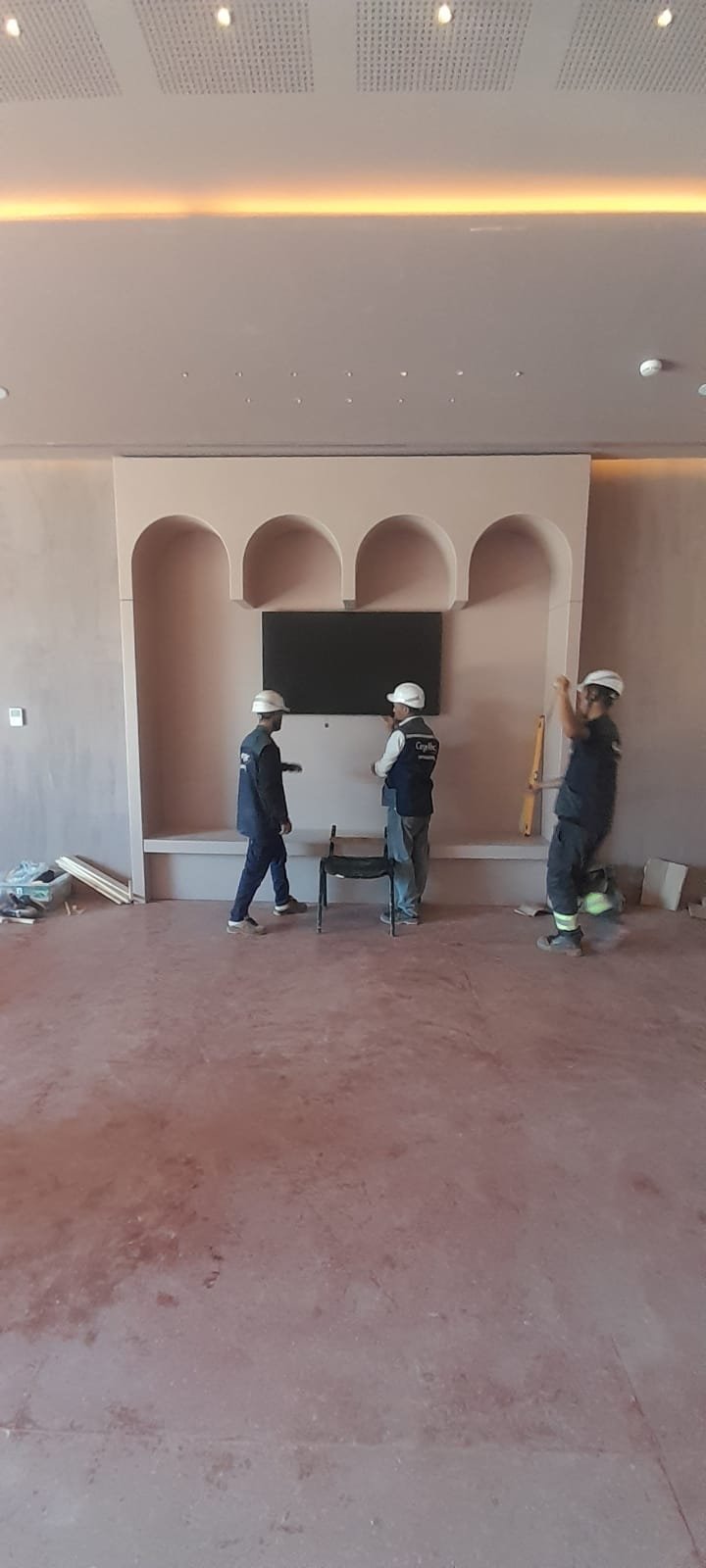 Niches cintrées en cours de finition par les équipes sur le chantier