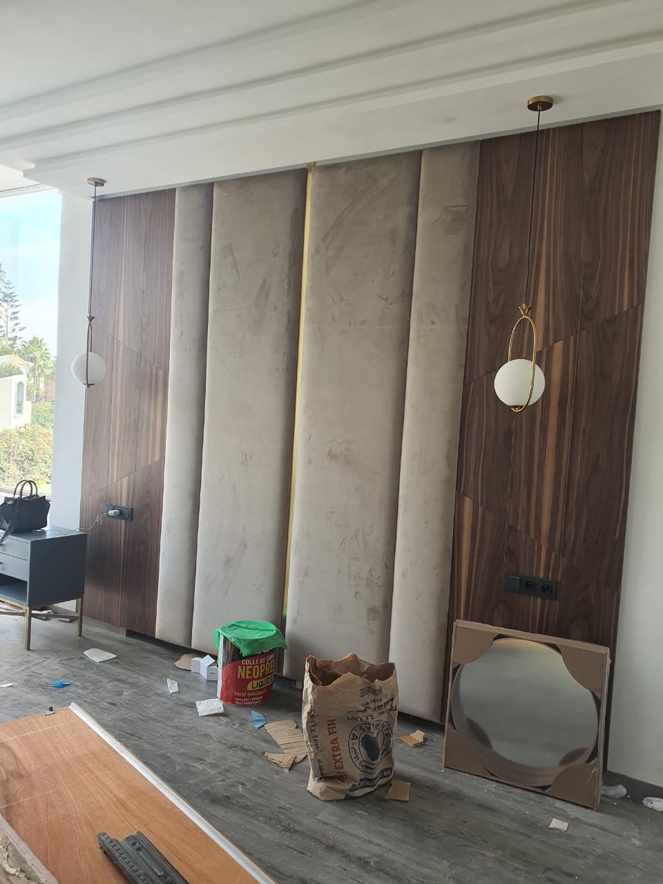 Mur en panneaux de bois et de pierre en cours de pose