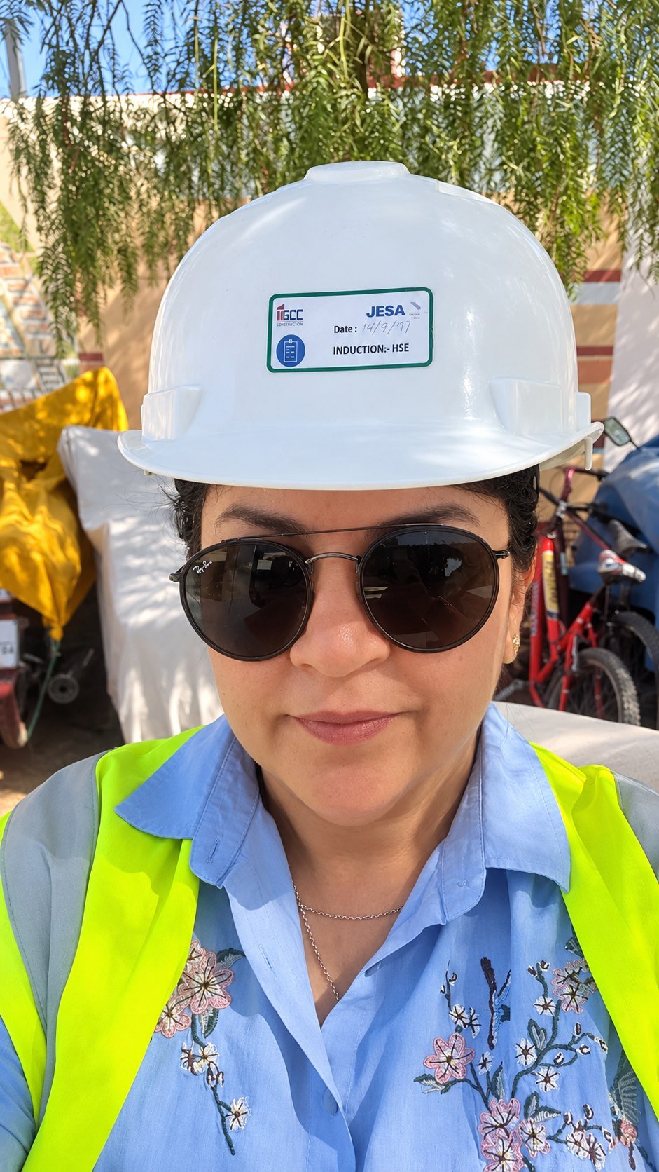 Nadia Fatheddine, architecte d'intérieur, en visite de chantier avec casque et gilet de sécurité